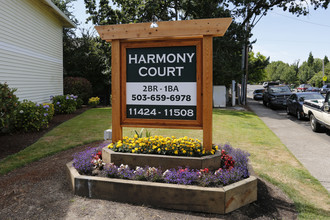 Harmony Court Apartments in Milwaukie, OR - Foto de edificio - Building Photo