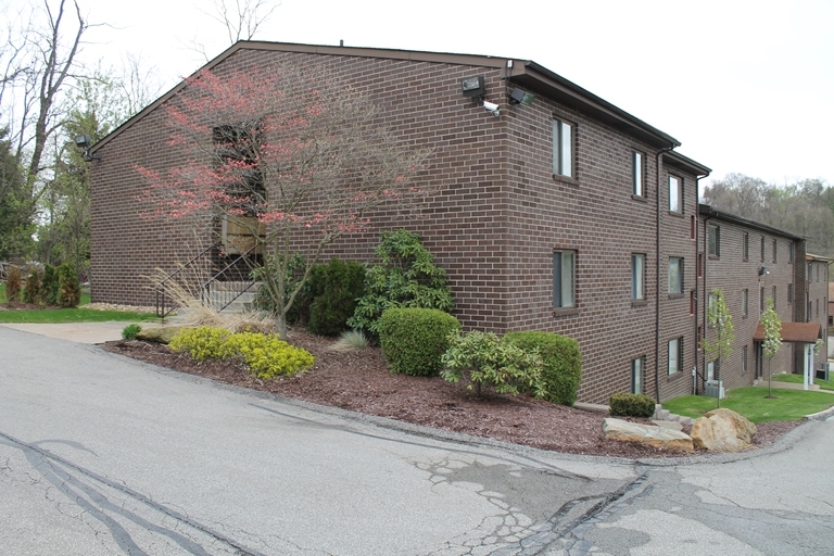 Crescent Hills Manor in Verona, PA - Foto de edificio