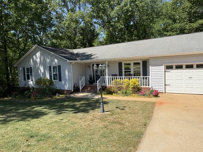 321 N Valley View Dr in Taylors, SC - Building Photo - Building Photo