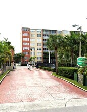 1770 NE 191st St in Miami, FL - Foto de edificio - Building Photo