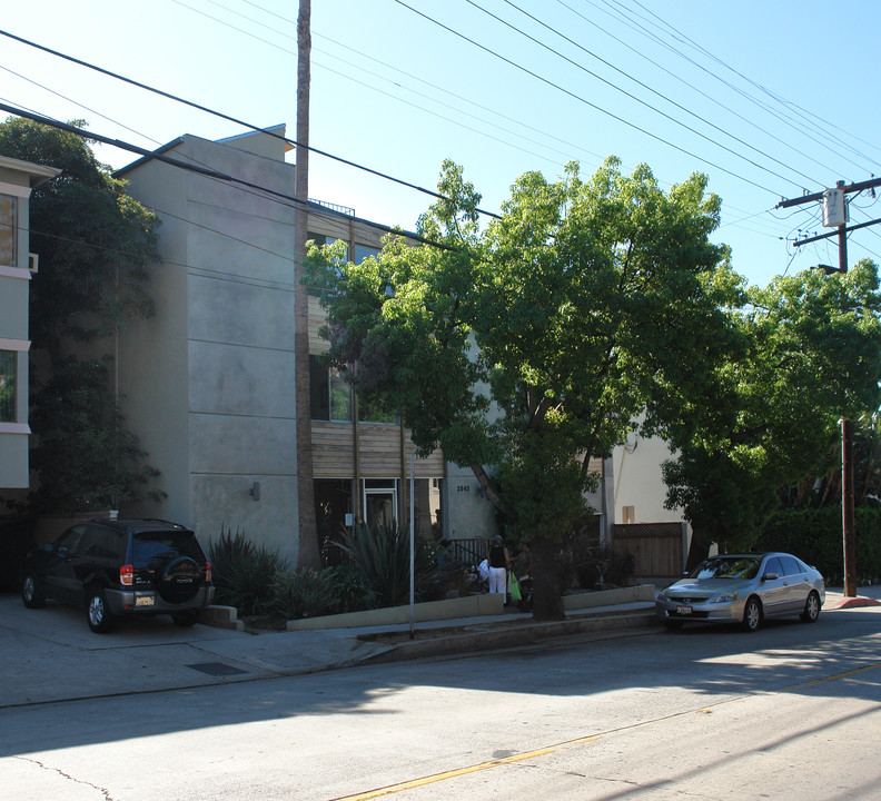 2542 N Beachwood Dr in Los Angeles, CA - Building Photo