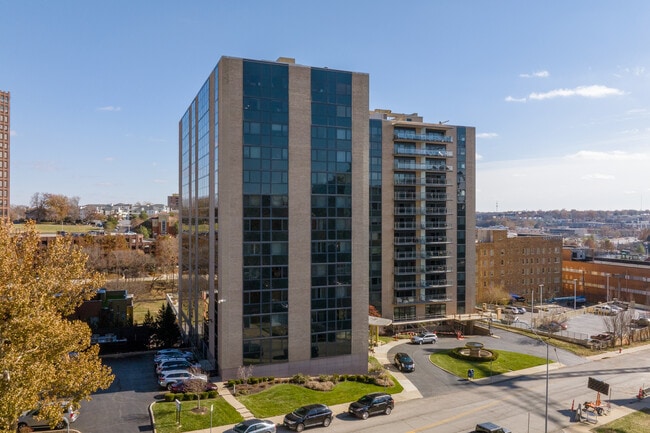 Parkway Towers in Kansas City, MO - Foto de edificio - Building Photo