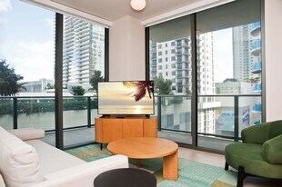 11 NE 6th St in Miami, FL - Building Photo