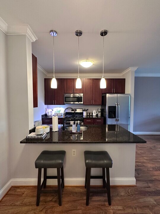 6301 Edsall Rd, Unit 205 in Alexandria, VA - Foto de edificio