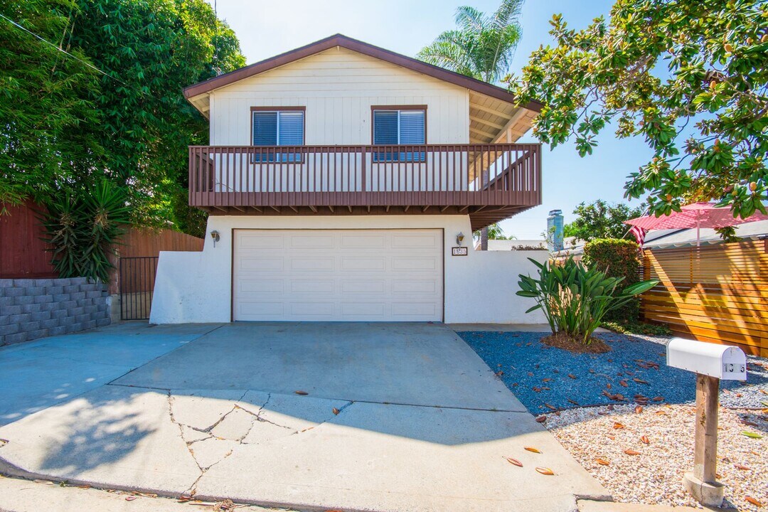 1635 Mountain View Ave in Oceanside, CA - Foto de edificio