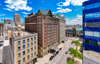 Grand Wisconsin in Milwaukee, WI - Foto de edificio - Building Photo