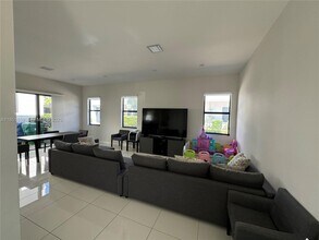 8283 NW 47th Ln in Doral, FL - Building Photo - Building Photo