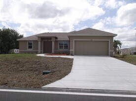 497 MacArthur Dr in Port Charlotte, FL - Building Photo