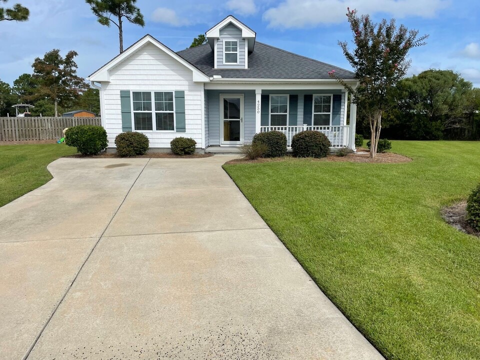 4250 Cherry Laurel Ln SE in Southport, NC - Building Photo