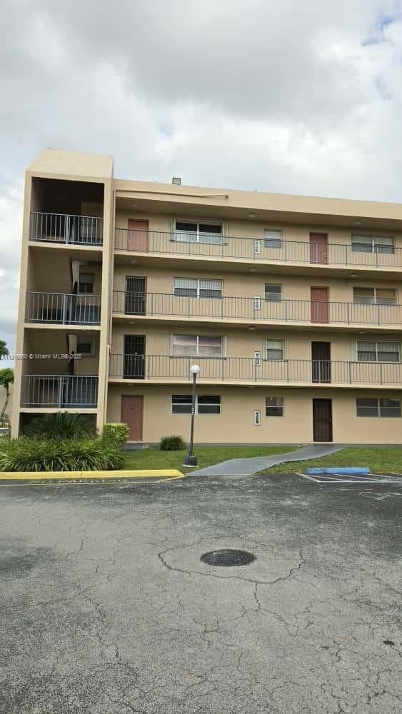 property at 13707 Kendale Lakes Cir