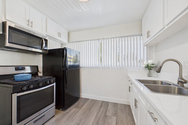 13060 Burbank Blvd. Apartments in Sherman Oaks, CA - Foto de edificio - Building Photo