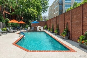 4570 Laclede Ave, Unit 4570 Laclede Ave Apt 308 in St. Louis, MO - Building Photo - Building Photo