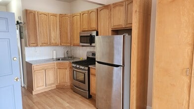 6116 55th St, Unit 2L in Maspeth, NY - Foto de edificio - Building Photo