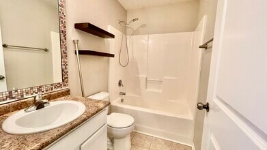 352 NE Kingwood in Waukee, IA - Building Photo - Building Photo