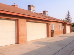 531 Yellow Meadow Ct in Bakersfield, CA - Building Photo - Building Photo