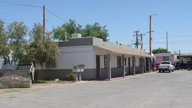 7087 Alameda Ave in El Paso, TX - Foto de edificio - Building Photo