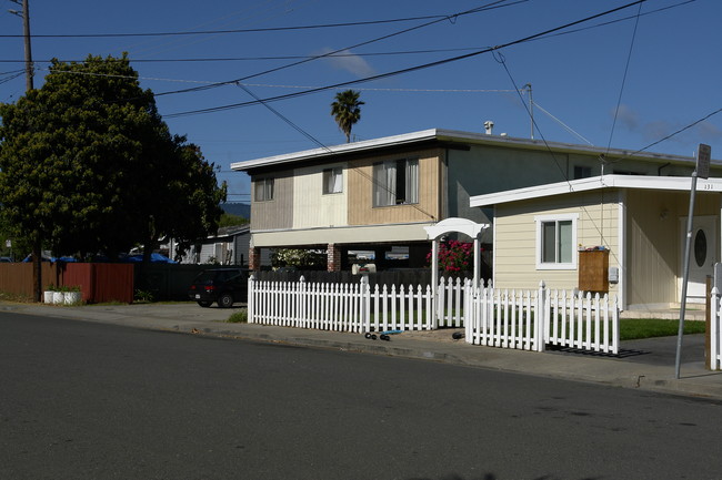 121 Nottingham Ave in Redwood City, CA - Foto de edificio - Building Photo