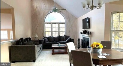 5 Mill Run W in Hightstown, NJ - Building Photo - Building Photo