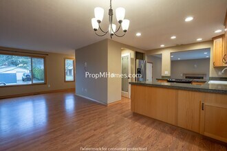 20525 SW Shoshone Dr in Tualatin, OR - Building Photo - Building Photo