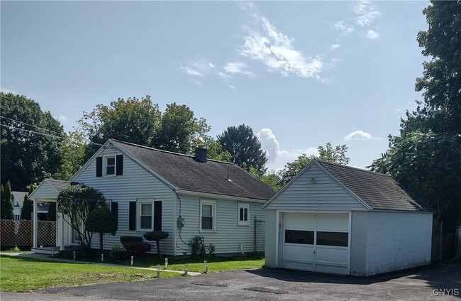 12 Ferro Ave in New Hartford, NY - Building Photo - Building Photo