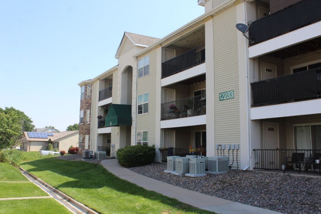 12233 W Cross Dr in Littleton, CO - Building Photo