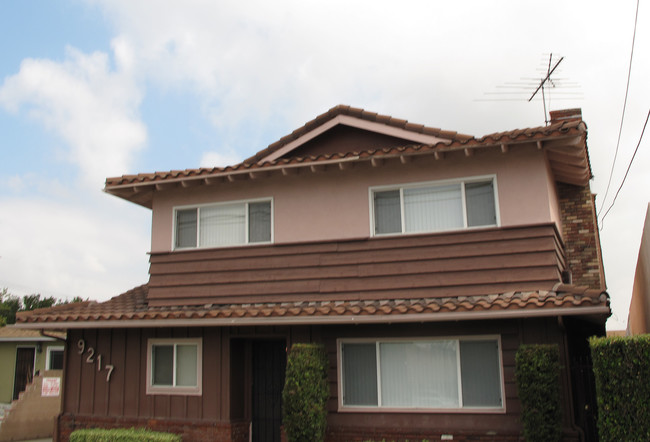 9217 Stewart And Gray Rd in Downey, CA - Foto de edificio - Building Photo