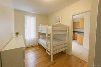 61-20 55th Dr in Queens, NY - Foto de edificio - Building Photo