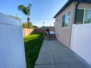 14859 Chatsworth Dr in Mission Hills, CA - Foto de edificio - Building Photo