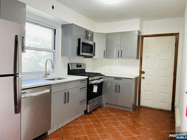 303 N 3rd St in East Newark, NJ - Building Photo - Building Photo
