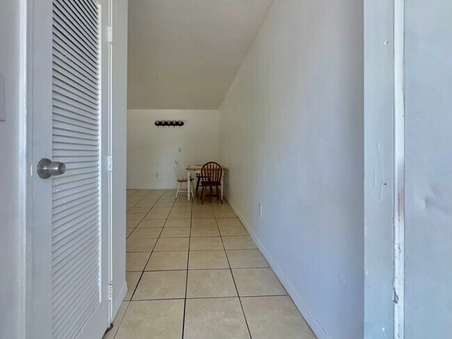 1450 NE 171st St, Unit 101B in North Miami Beach, FL - Building Photo - Building Photo