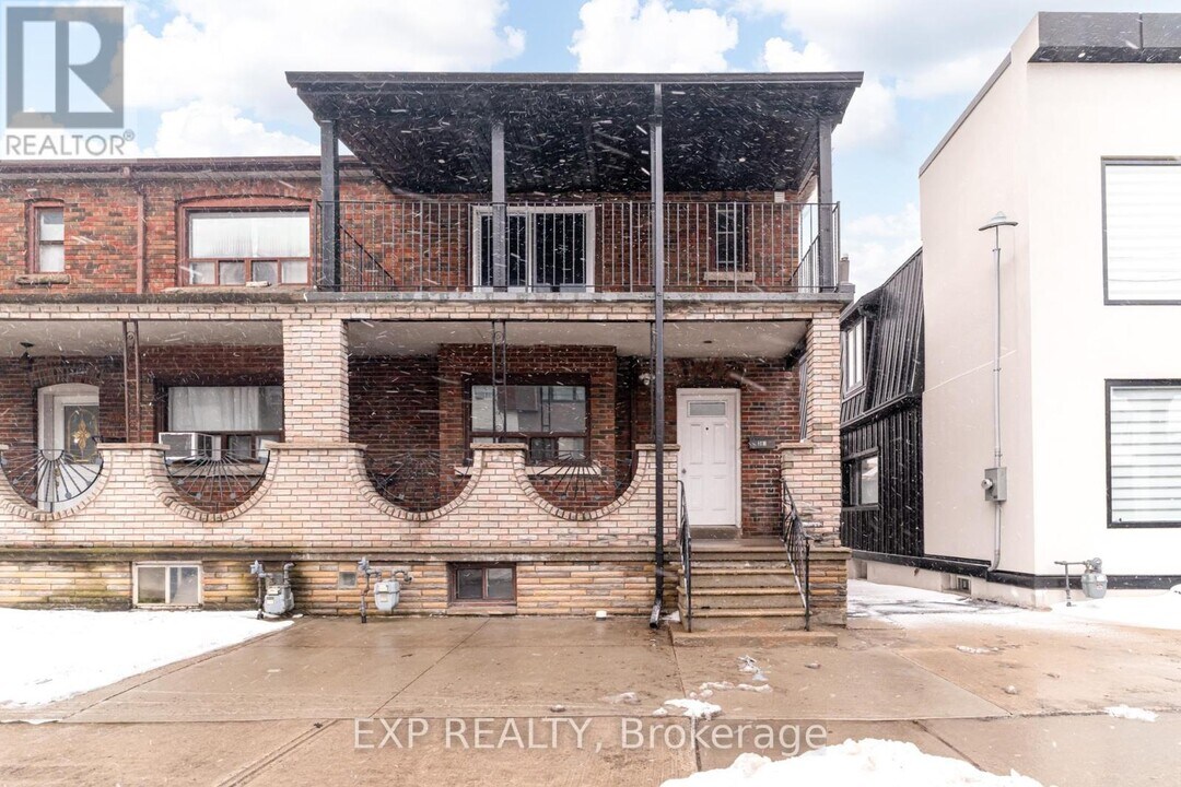 384 Oakwood Ave in Toronto, ON - Building Photo