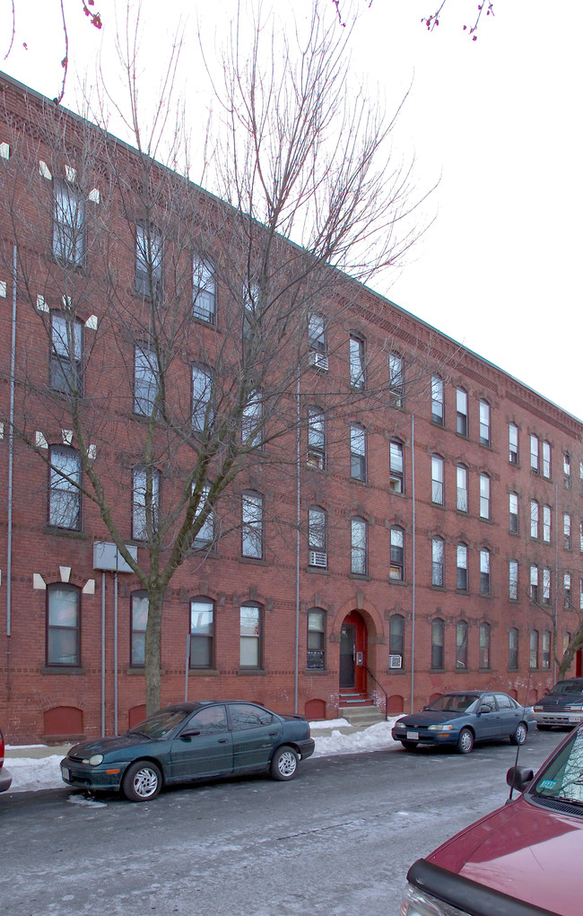 586 S Summer St in Holyoke, MA - Foto de edificio - Building Photo