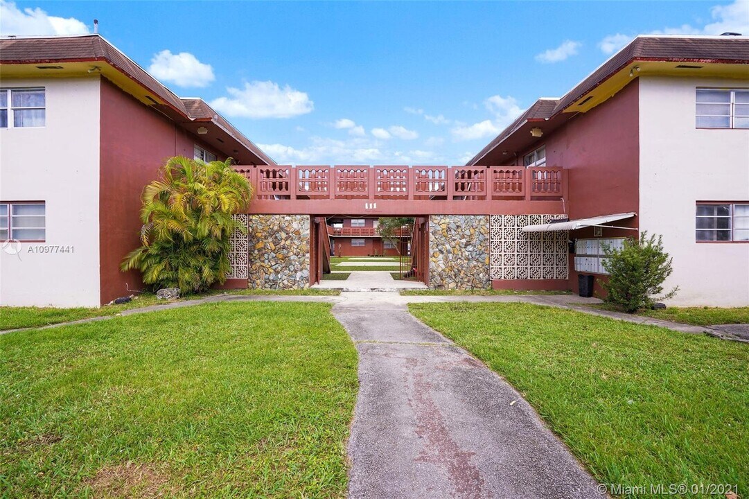 111 NW 152nd St-Unit -22 in Miami, FL - Building Photo