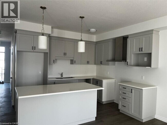 8 Sandstone St in Cambridge, ON - Building Photo - Building Photo