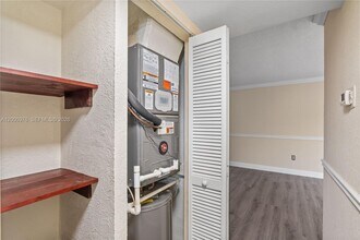 9441 SW 76th St in Miami, FL - Foto de edificio - Building Photo