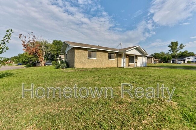 2401 Piccadilly Cir in Moore, OK - Building Photo - Building Photo