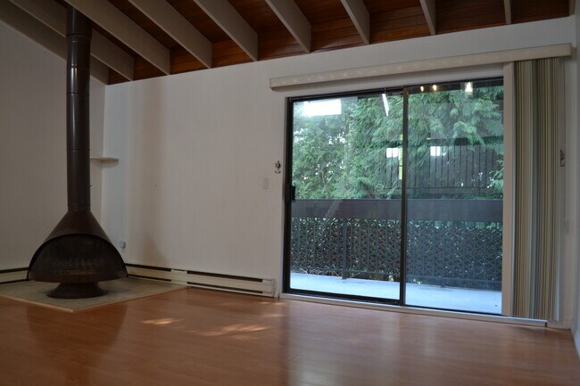 2690 Kingsford Av in Burnaby, BC - Building Photo - Building Photo