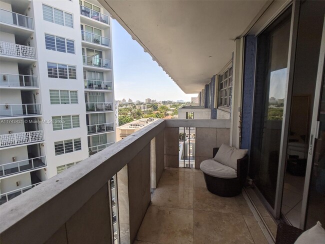 800 West Ave, Unit 938 in Miami Beach, FL - Foto de edificio - Building Photo