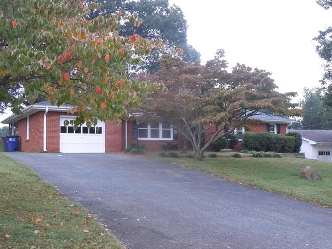 4014 Avera Ave in Winston-Salem, NC - Building Photo - Building Photo