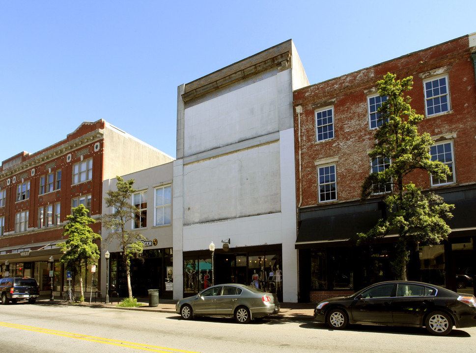 110 W Broughton St in Savannah, GA - Building Photo