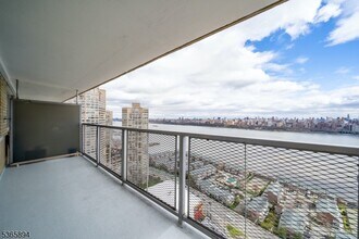 6600 JFK Blvd E in West New York, NJ - Building Photo - Building Photo