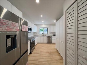 8115 SW 81st Pl in Miami, FL - Building Photo - Building Photo