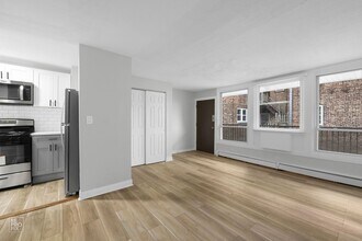 6832 S Crandon Chicago, IL 60649 in Chicago, IL - Foto de edificio - Building Photo