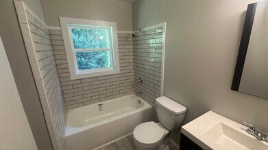 2071 W Flat Shoals Ter in Decatur, GA - Foto de edificio - Building Photo