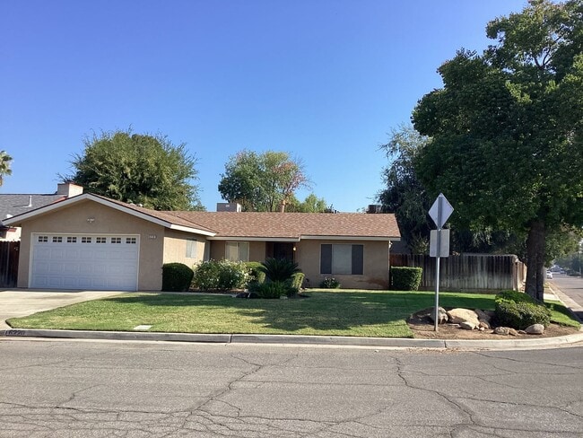 property at 6220 N Ellendale Ave