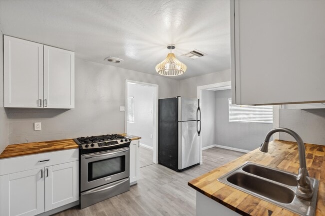 327 N 16th Ave, Unit Apt A