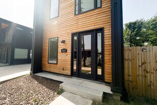 933 W Holly St in Fayetteville, AR - Building Photo