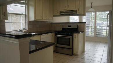 8211 Valeta Dr in Houston, TX - Building Photo - Building Photo