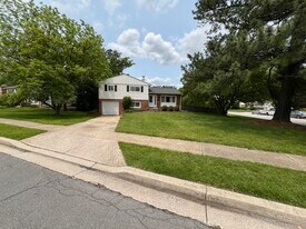 300 Quaker Ridge Rd in Timonium, MD - Building Photo