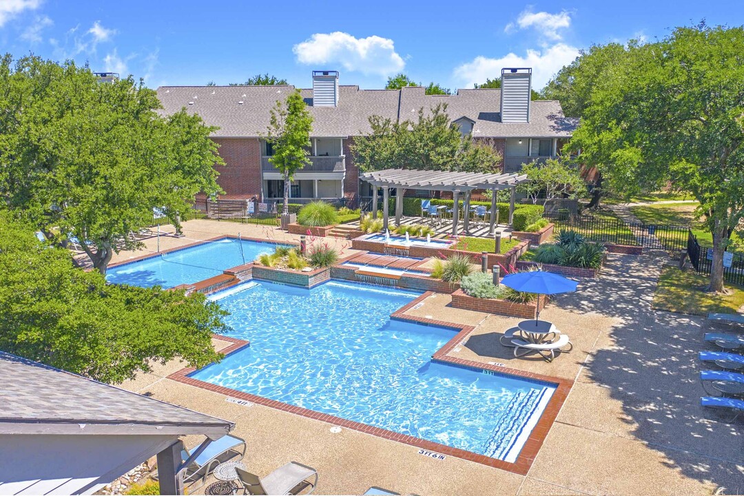 Bear Creek at Harwood Apartments in Euless, TX - Building Photo